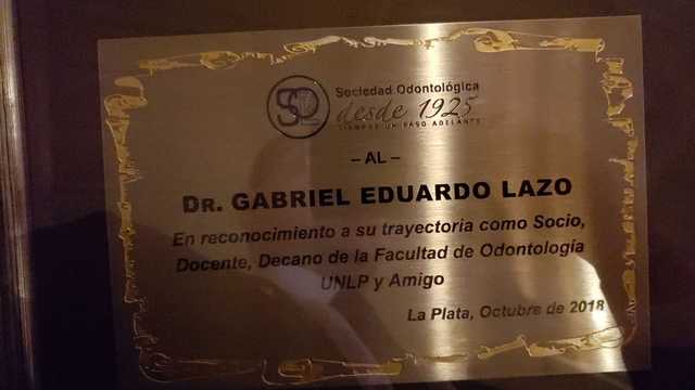 Reconocimiento entregado por el Presidente de la SOLP al Sr. Decano de nuestra facultad Prof. Dr. Gabriel E. Lazo