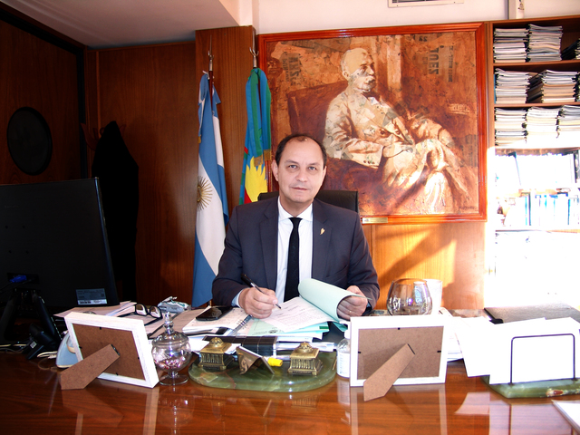 Nota en el Diario Clarin al Sr. Decano, Prof.Dr.Gabriel Lazo. Nota en el Diario Clarin al Sr. Decano, Prof.Dr.Gabriel Lazo.