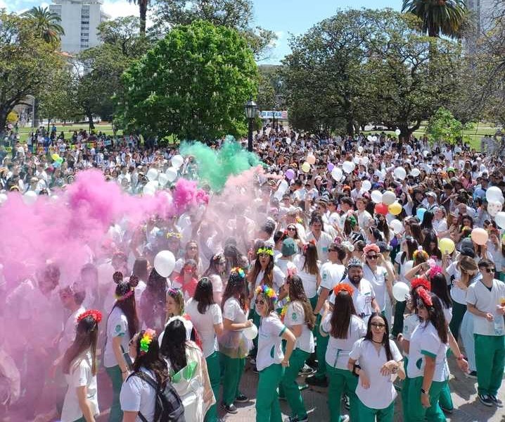 A puro color, festejo y emoción, la Facultad de Odontología cerró la 25° Semana de la Salud Bucal en Plaza San Martín